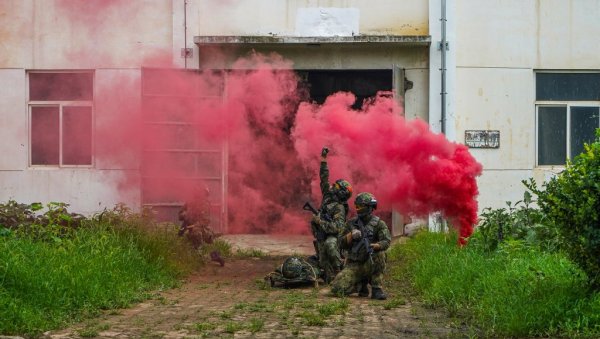 ПОГЛЕДАЈТЕ - СРПСКИ И КИНЕСКИ СПЕЦИЈАЛЦИ У АКЦИЈИ: Заједничка обука на полигону у Кини (ФОТО) ПОГЛЕДАЈТЕ - СРПСКИ И КИНЕСКИ СПЕЦИЈАЛЦИ У АКЦИЈИ: Заједничка обука на полигону у Кини (ФОТО)