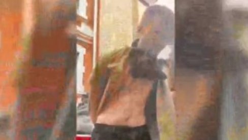 ČOVEK POKUŠAO DA ZAPALI BANKU: Prostorija se ispunila dimom, obezbeđenje hitno reagovalo (VIDEO) ČOVEK POKUŠAO DA ZAPALI BANKU: Prostorija se ispunila dimom, obezbeđenje hitno reagovalo (VIDEO)