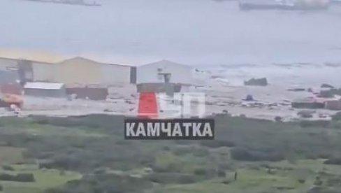 PRVI SNIMCI NAKON RAZORNOG ZEMLJOTRESA: Cunami talasi visoki četiri metra (VIDEO) PRVI SNIMCI NAKON RAZORNOG ZEMLJOTRESA: Cunami talasi visoki četiri metra (VIDEO)