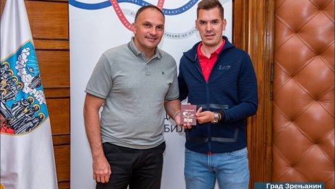 PASOŠ EVROPSKOG GRADA SPORTA ZA ILIJU MAJSTOROVIĆA: Veliko priznanje za nekada prvi stonoteniski reket Banata iz Zrenjanina PASOŠ EVROPSKOG GRADA SPORTA ZA ILIJU MAJSTOROVIĆA: Veliko priznanje za nekada prvi stonoteniski reket Banata iz Zrenjanina