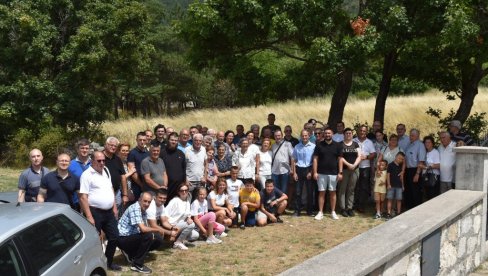 ČUVAJU PRETKE OD ZABORAVA: U Bastasima kod Bosanskog Grahova, već deceniju zajednički pomen na obnovljenom groblju