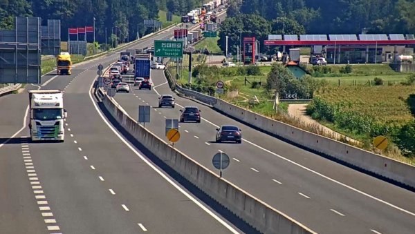 ПЕТ ОСОБА ПОГИНУЛО ЈЕ У УДЕСУ КОМБИЈА: Тешка саобраћајна несрећа на ауто-путу код Тепање ПЕТ ОСОБА ПОГИНУЛО ЈЕ У УДЕСУ КОМБИЈА: Тешка саобраћајна несрећа на ауто-путу код Тепање