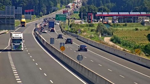 ПЕТ ОСОБА ПОГИНУЛО ЈЕ У УДЕСУ КОМБИЈА: Тешка саобраћајна несрећа на ауто-путу код Тепање