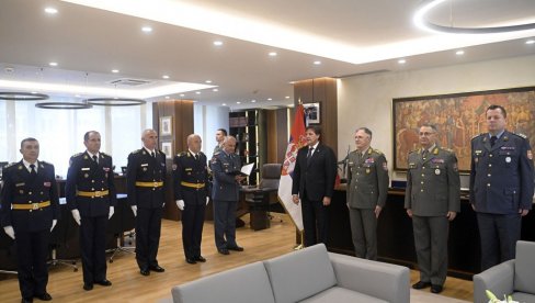 ВЕРУЈЕМ ДА ЋЕТЕ НАСТАВИТИ ДА ДОПРИНОСИТЕ ВОЈСЦИ СРБИЈЕ Гашић уручио указе о постављењима на нове дужности у Копненој војсци