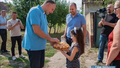 OD NANE I LAVANDE OSNOVCI PRAVE ETERIČNA ULJA: Zanimljiva inicijativa u izdvojenom odeljenju osnovne škole u mestu Jankov Most OD NANE I LAVANDE OSNOVCI PRAVE ETERIČNA ULJA: Zanimljiva inicijativa u izdvojenom odeljenju osnovne škole u mestu Jankov Most