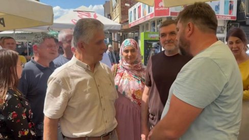 UGLJANIN SA BLOKADERIMA U NOVOM PAZARU: Lider ekstremističke stranke blokira sa 100 okupljenih zgubidana (FOTO) UGLJANIN SA BLOKADERIMA U NOVOM PAZARU: Lider ekstremističke stranke blokira sa 100 okupljenih zgubidana (FOTO)