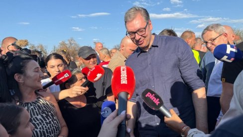 VUČIĆ U ŽITORAĐI: Pojačanje za razgovor sa novinarima