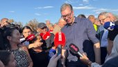 ВУЧИЋ У ЖИТОРАЂИ: Појачање за разговор са новинарима