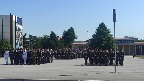 ПРОМОЦИЈА НАЈМЛАЂИХ ОФИЦИРА ВОЈСКЕ РЕПУБЛИКЕ СРБИЈЕ: Присуствује председник Вучић (ВИДЕО)