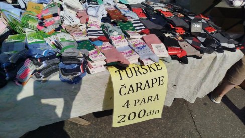 ЧАРАПЕ ИШЛЕ КО АЛВА: У Параћину на вашару четири пара за 200 динара (ФОТО)