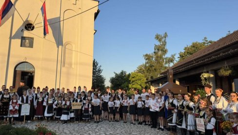 SABOR LEPOTE I RADOSTI: Osnovci iz Jadra i Republike Srpske ulepšali Ivandan u Jadranskoj Lešnici