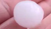 SNAŽNO NEVREME: Padao led veličine jajeta (VIDEO)