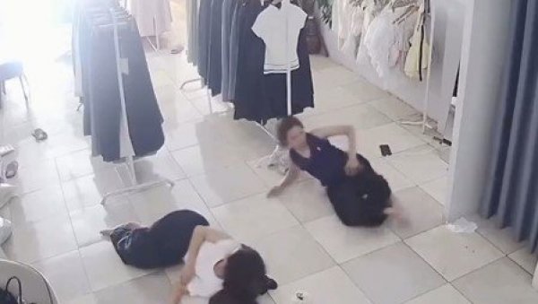 ПАЦОВ ЈОЈ УТРЧАО У ПАНТАЛОНЕ, УСЛЕДИЛА БОРБА: Камере забележиле праву драму у бутику (ВИДЕО) ПАЦОВ ЈОЈ УТРЧАО У ПАНТАЛОНЕ, УСЛЕДИЛА БОРБА: Камере забележиле праву драму у бутику (ВИДЕО)
