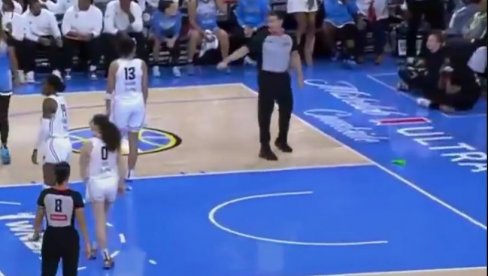 AMERIKA JE ZAPANJENA: Evo šta navijači bacaju na teren kada se igra ženska NBA liga (FOTO) AMERIKA JE ZAPANJENA: Evo šta navijači bacaju na teren kada se igra ženska NBA liga (FOTO)