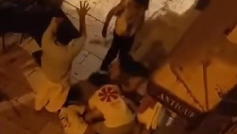 MLADIĆ LEŽI NA ZEMLJI, DRUGI GA BRUTALNO ŠUTIRA: Tuča turista na Jadranu u 4 ujutru (FOTO/VIDEO) MLADIĆ LEŽI NA ZEMLJI, DRUGI GA BRUTALNO ŠUTIRA: Tuča turista na Jadranu u 4 ujutru (FOTO/VIDEO)
