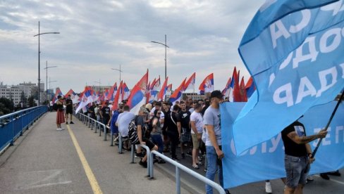 SRPSKI RODOLJUBI NOVOG SADA KRENULI KA KARLOVCIMA: Peške na obeležavanje Dana sećanja od progona i ubistva Srba u zločinačkoj akciji Oluja
