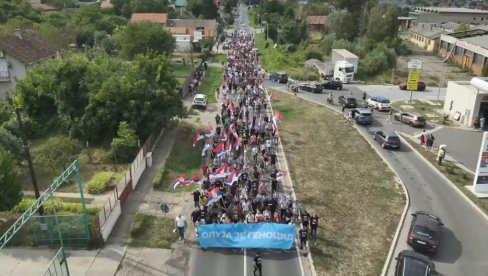 VIJORE SE ZASTAVE: Srpski rodoljubi idu ka Sremskim Karlovcima (VIDEO)