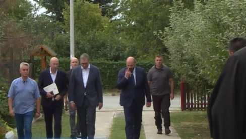 KRAJIŠKA TRAGEDIJA JA OGROMNA Vučić u Banstolu obišao porodicu Radan koja je u Oluji proterana iz sela kod Knina (VIDEO) KRAJIŠKA TRAGEDIJA JA OGROMNA Vučić u Banstolu obišao porodicu Radan koja je u Oluji proterana iz sela kod Knina (VIDEO)