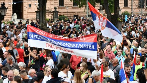 СРБИЈА ПАМТИ: Грађани стижу на обележавање 30 година од прогона и убиства Срба у злочиначкој акцији Олуја СРБИЈА ПАМТИ: Грађани стижу на обележавање 30 година од прогона и убиства Срба у злочиначкој акцији Олуја