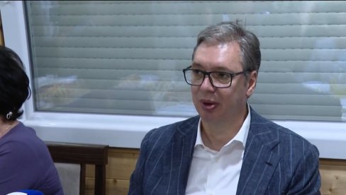 КРАЈИШКА ТРАГЕДИЈА ЈЕ ОГРОМНА Вучић у Банстолу обишао породицу Радан која је у Олуји протерана из села код Книна (ВИДЕО)