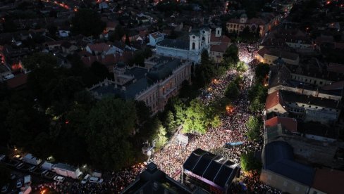 VIŠE OD 30.000 LJUDI NA KIŠI U SREMSKIM KARLOVCIMA: Sa predsednikom Vučićem obeležili Dan sećanja na stradale u Oluji
