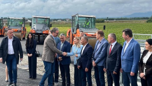 OVO JE VELIKA STVAR: Vučić obilazi radove na izgradnji brze saobraćajnice Slepčević - Badovinci (VIDEO)