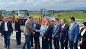 KAO NA PISTI ZA FORMULU 1: Vučić obilazi radove na brzoj saobraćajnici Slepčević - Badovinci  (VIDEO)