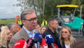 КАО НА ПИСТИ ЗА ФОРМУЛУ 1: Вучић обишао радове на брзој саобраћајници Слепчевић - Бадовинци  (ВИДЕО)