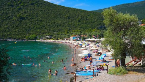 SEZONA U CRNOJ GORI DOŽIVELA TOTALNI DEBAKL: Sezona načisto pukla - snimci sa mreža izazvali šok (VIDEO) SEZONA U CRNOJ GORI DOŽIVELA TOTALNI DEBAKL: Sezona načisto pukla - snimci sa mreža izazvali šok (VIDEO)