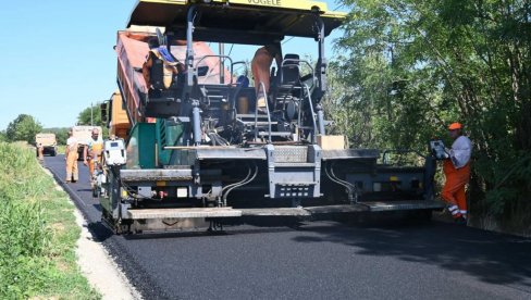 ASFALTIRA SE PUT SEDLARE-LUKOVICA: Deonica bila u lošem stanju ASFALTIRA SE PUT SEDLARE-LUKOVICA: Deonica bila u lošem stanju