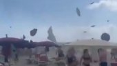 TORNADO NOSI SVE PRED SOBOM: Jeziv snimak sa plaže u Italiji - turisti beže u panici (VIDEO)