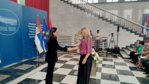 PODRŠKA RAZVOJU SELA I POVEZIVANJU POLJOPRIVREDNIKA: Za tradicionalne manifestacije Pokrajina izdvojila 25 miliona dinara PODRŠKA RAZVOJU SELA I POVEZIVANJU POLJOPRIVREDNIKA: Za tradicionalne manifestacije Pokrajina izdvojila 25 miliona dinara
