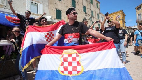 SKANDAL U SINJU NA PROSLAVI UBIJANJA SRBA: LJudi u crnom viču Za dom spremni, pevaju zloglasnu ustašku pesmu! Vijore se zastave NDH (VIDEO) SKANDAL U SINJU NA PROSLAVI UBIJANJA SRBA: LJudi u crnom viču Za dom spremni, pevaju zloglasnu ustašku pesmu! Vijore se zastave NDH (VIDEO)