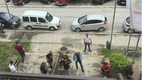 PONOVO TERORIŠU NEISTOMIŠLJENIKE: Šačica zgubidana u Kosjeriću spremila 50 jaja za članove SNS PONOVO TERORIŠU NEISTOMIŠLJENIKE: Šačica zgubidana u Kosjeriću spremila 50 jaja za članove SNS