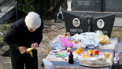 ŠTA KAŽE CRKVA: Koliko treba nositi crninu posle sahrane kada ste u žalosti ŠTA KAŽE CRKVA: Koliko treba nositi crninu posle sahrane kada ste u žalosti