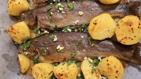 PASTRMKA IZ RERNE SA KROMPIROM: Ručak bez mnogo truda PASTRMKA IZ RERNE SA KROMPIROM: Ručak bez mnogo truda