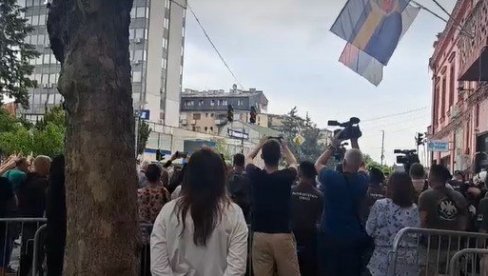 BLOKADERI PRAVE HAOS U ZAJEČARU Nasrnuli na policiju i gađali ih jajima (VIDEO) BLOKADERI PRAVE HAOS U ZAJEČARU Nasrnuli na policiju i gađali ih jajima (VIDEO)
