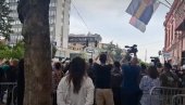 BLOKADERI PRAVE HAOS U ZAJEČARU Nasrnuli na policiju i gađali ih jajima (VIDEO) BLOKADERI PRAVE HAOS U ZAJEČARU Nasrnuli na policiju i gađali ih jajima (VIDEO)