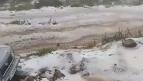 ПАЛО 15 ЦМ ГРАДА: Нестварна сцена снимљена у Црној Гори (ВИДЕО) ПАЛО 15 ЦМ ГРАДА: Нестварна сцена снимљена у Црној Гори (ВИДЕО)