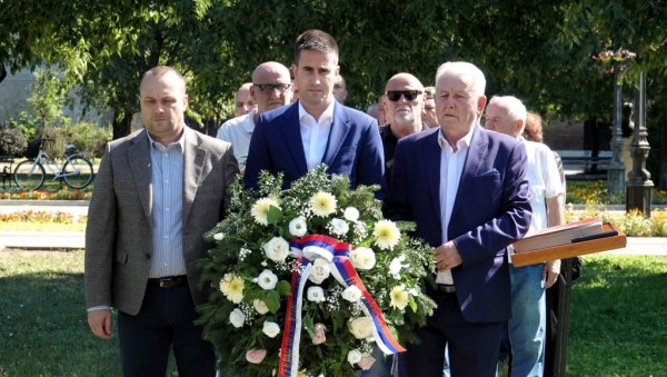 ВЕНЦИ НА СПОМЕНИК ЖРТВАМА РАТОВА 1990-1999: У Сомбору у знак сећања на све страдале и прогнане у Олуји ВЕНЦИ НА СПОМЕНИК ЖРТВАМА РАТОВА 1990-1999: У Сомбору у знак сећања на све страдале и прогнане у Олуји