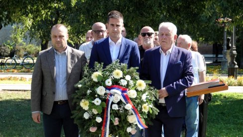 VENCI NA SPOMENIK ŽRTVAMA RATOVA 1990-1999: U Somboru u znak sećanja na sve stradale i prognane u Oluji VENCI NA SPOMENIK ŽRTVAMA RATOVA 1990-1999: U Somboru u znak sećanja na sve stradale i prognane u Oluji