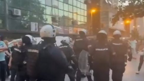PROSTORIJE SNS NA UDARU BLOKADERA: Prisutan kordon policije, građani uzvikuju uhapsite rektora (VIDEO)