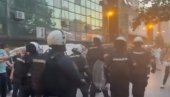 PROSTORIJE SNS NA UDARU BLOKADERA: Prisutan kordon policije, građani uzvikuju uhapsite rektora (VIDEO)
