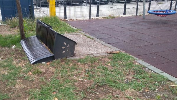 ВАНДАЛИ НЕ МИРУЈУ: У Сунчаном парку изваљена још једна клупа