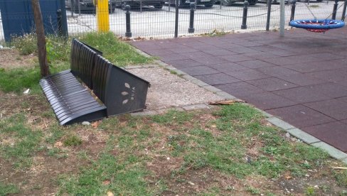 ВАНДАЛИ НЕ МИРУЈУ: У Сунчаном парку изваљена још једна клупа
