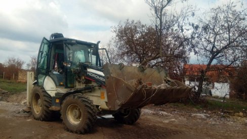 SVANUĆE OPET, KADA UĐEMO POD SVOJ KROV: Reporeter Novosti u Merovcu sa meštanima koji raščišćavaju zgarišta SVANUĆE OPET, KADA UĐEMO POD SVOJ KROV: Reporeter Novosti u Merovcu sa meštanima koji raščišćavaju zgarišta