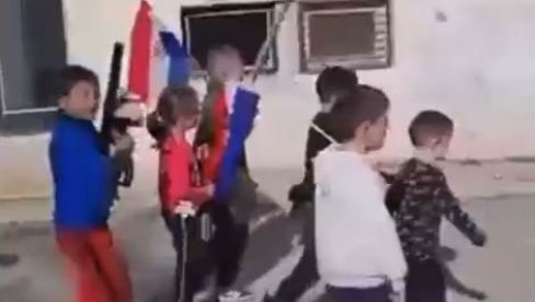 (ВИДЕО) СКАНДАЛ, УСТАШЕ ОД МАЛИХ НОГУ: Деца са импровизованим пушкама вичу За дом спремни (ВИДЕО) СКАНДАЛ, УСТАШЕ ОД МАЛИХ НОГУ: Деца са импровизованим пушкама вичу За дом спремни