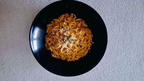 LETNJA VEGETARIJANSKA ORZO PASTA: Recept za lagano aromatično jelo LETNJA VEGETARIJANSKA ORZO PASTA: Recept za lagano aromatično jelo