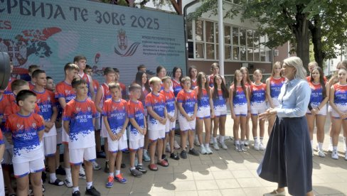 HVALA VAM ŠTO ČUVATE KOSOVSKI ZAVET: Decu u sportskom kampu Srbija te zove obišli predstavnici Kancelarije za KiM (FOTO) HVALA VAM ŠTO ČUVATE KOSOVSKI ZAVET: Decu u sportskom kampu Srbija te zove obišli predstavnici Kancelarije za KiM (FOTO)