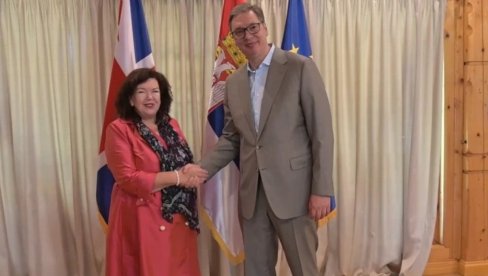 OGLASILA SE BRITANSKA AMBASADA: Vučić i Pirs razgovarali o situaciji na KiM i u BiH